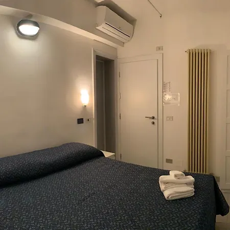 马里莱斯酒店 3*